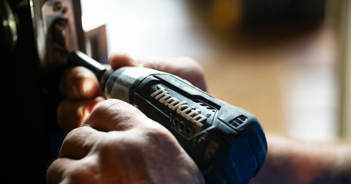 Maintenance work with a powerd drill.